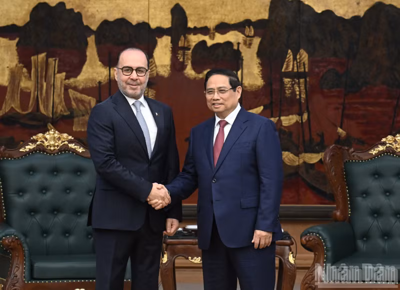 El primer ministro de Vietnam, Pham Minh Chinh (derecha), y el embajador de Catar en el país, Khalid Ali Abdullah Abel. (Foto: Nhan Dan)