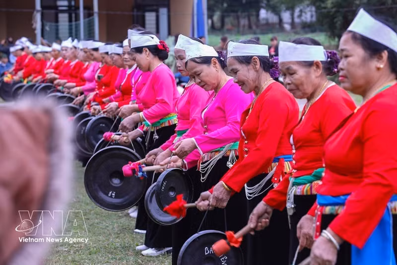 Espectáculo con los gong en Phu Tho. (Foto: VNA)