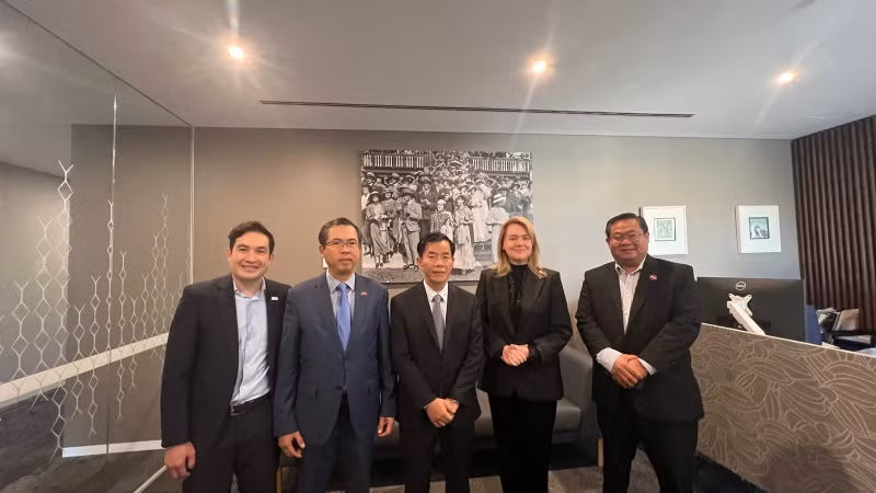 El embajador de Vietnam en Australia, Pham Hung Tam (segundo desde la izquierda), y el presidente del Comité Popular de la ciudad de Hue, Nguyen Van Phuong (centro), se reúnen con la ministra de Artes y Patrimonio de Tasmania, Madeleine Ogilvie. ̣(Foto: VNA)