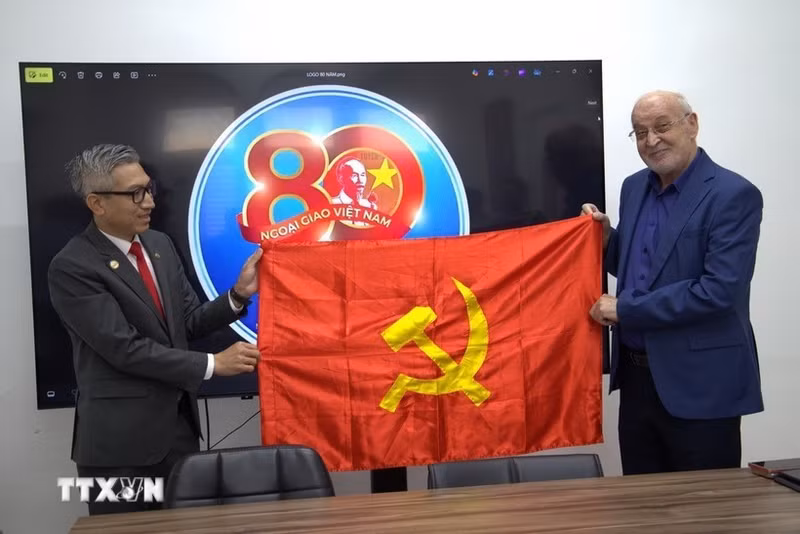 El embajador de Vietnam en Israel, Ly Duc Trung, entrega una bandera del Partido Comunista de Vietnam a Issam Makhoul, presidente del Hadash. (Foto: VNA)