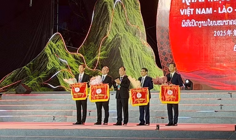 Nguyen Minh Phu, vicepresidente del Comité Popular de Dien Bien, entrega estandartes de recuerdo a las delegaciones.