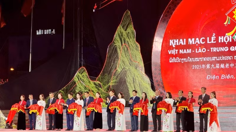 Dirigentes de la provincia de Dien Bien y los jefes de delegaciones cortan la cinta inaugural del festival. (Foto: Nhan Dan)