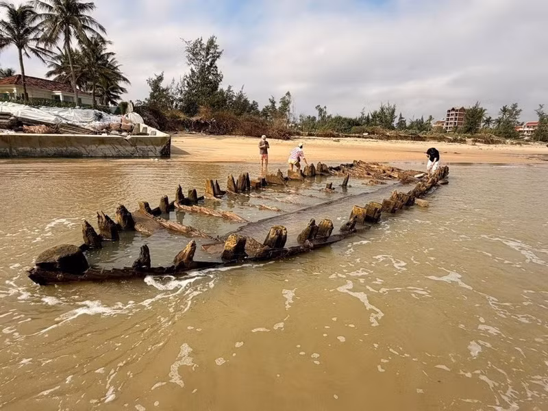 El tifón deja al descubierto un barco de hace varios siglos en la playa de Hoi An. (Foto: VNA)