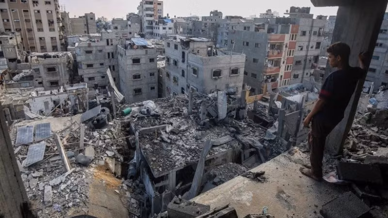 Casas palestinas quedan destruidas en un ataque aéreo israelí contra el campamento de refugiados de Al-Shati, en el oeste de la ciudad de Gaza, el 4 de julio de 2025. (Fotografía: Xinhua/VNA)