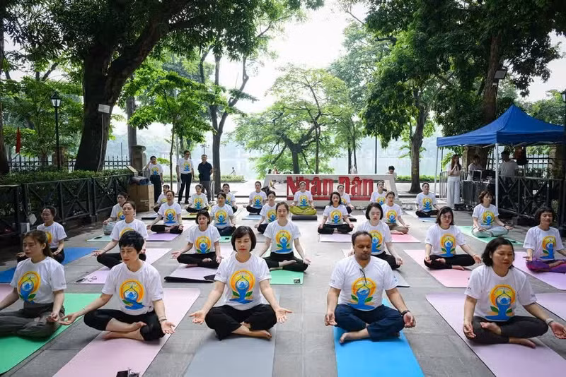 Vista de la sesión de yoga enmarcada en el evento. (Foto: Nhan Dan)