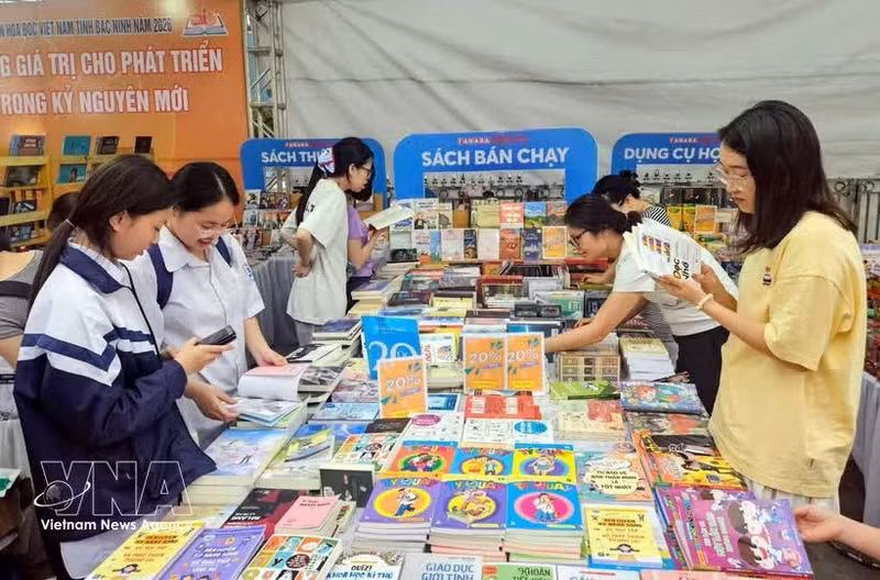 Las exposiciones y presentaciones de libros contribuyen a fomentar la lectura en la comunidad. (Foto: VNA)