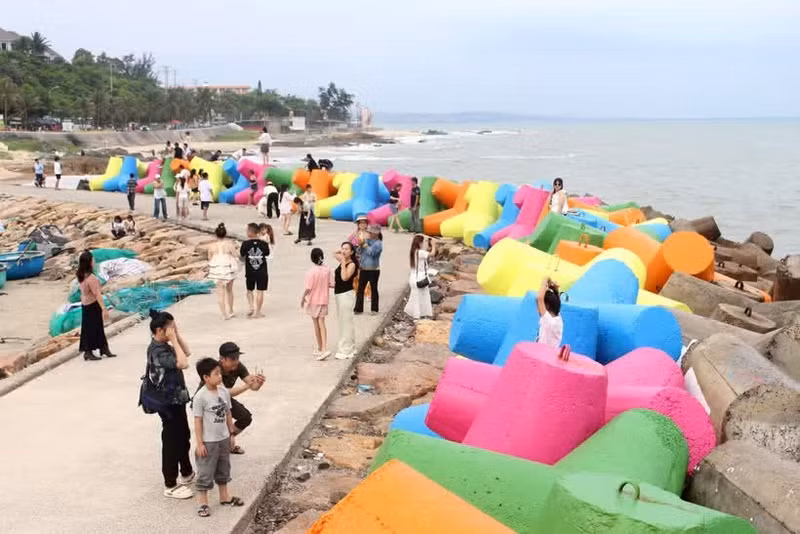 El tramo del terraplén con coloridos tetrápodos en la playa rocosa de Ong Dia se ha convertido en un imán para los turistas en el barrio de Phu Thuy, provincia de Lam Dong. (Foto: VNA)