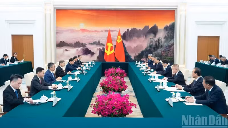 El miembro del Buró Político, secretario del Comité Central del Partido Comunista de Vietnam y jefe de su Comisión de Asuntos Internos, Le Minh Tri, se reúne en Pekín con el presidente del Comité Nacional de la Conferencia Consultiva Política del Pueblo Chino, Wang Huning. (Foto: Nhan Dan)