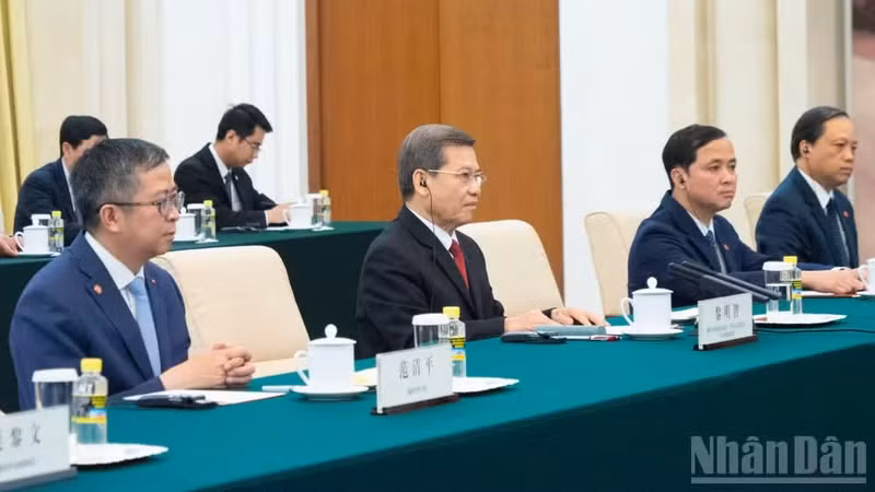 El miembro del Buró Político, secretario del Comité Central del Partido Comunista de Vietnam y jefe de su Comisión de Asuntos Internos, Le Minh Tri, en la reunión. (Foto: Nhan Dan)