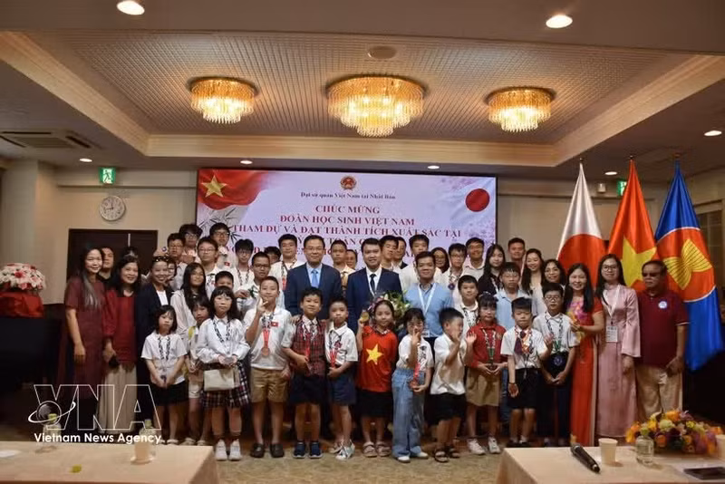El embajador de Vietnam en Japón, Pham Quang Hieu, y los estudiantes vietnamitas. (Foto: VNA)