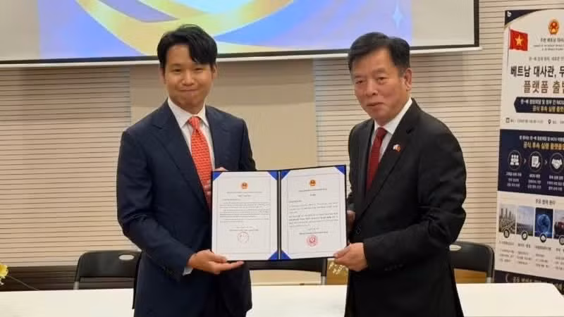 El embajador de Vietnam en Corea del Sur, Vu Ho, entrega una carta de agradecimiento dirigida a los socios participantes en el seminario. (Foto: Nhan Dan)