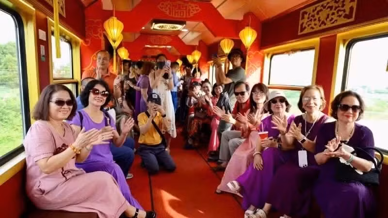 En el tren “Conexión del patrimonio del Centro”. (Foto: Nhan Dan)
