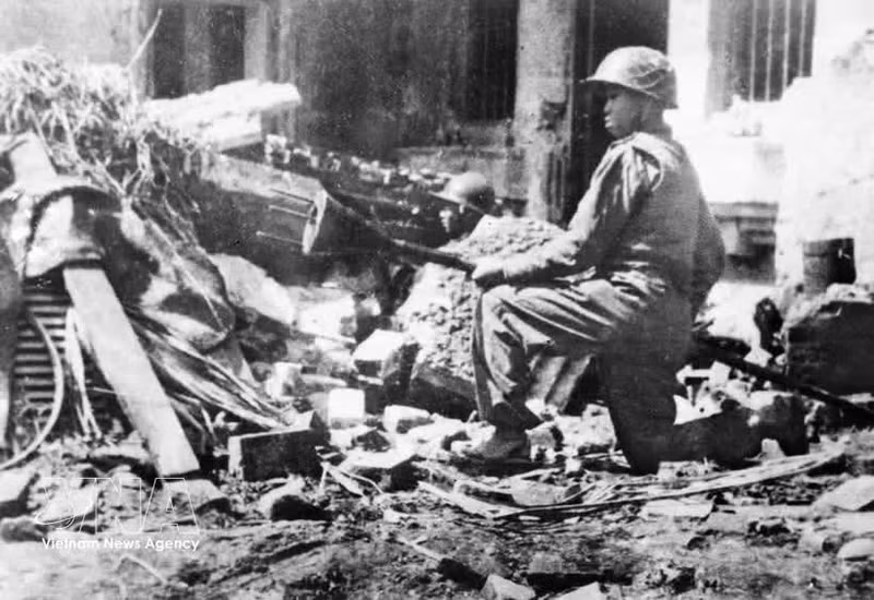 El soldado Tran Thanh blande una bomba de tres puntas, listo para destruir tanques enemigos en las calles de Hanói el 23 de diciembre de 1946, al comienzo de la Guerra de Resistencia Nacional. (Foto: Archivos)