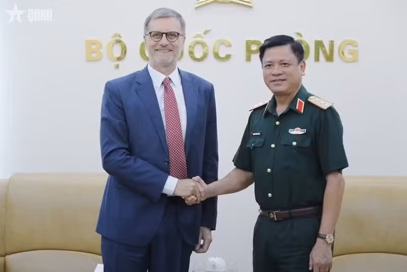 El viceministro de Defensa de Vietnam, teniente general Nguyen Truong Thang, recibe al embajador de Francia en el país, Olivier Brochet. (Foto: qdnd.vn)