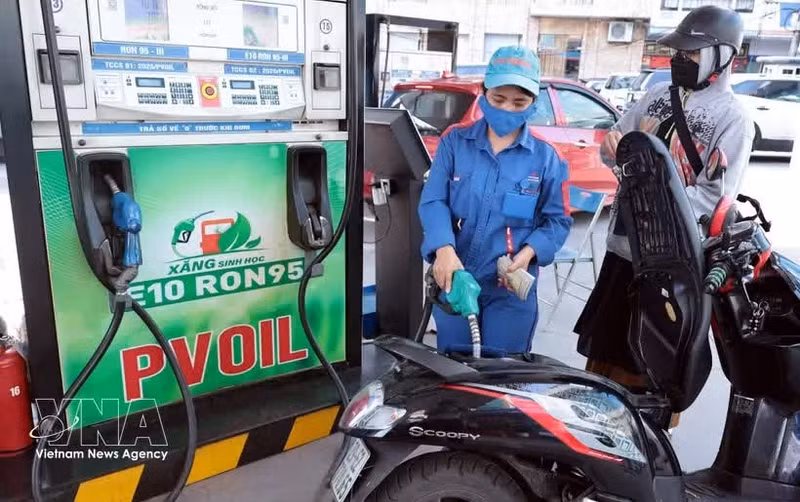 Ciudadanos adquieren gasolina biológica E10 en una estación de servicio de PVOIL ubicada en la calle de Thai Thinh, en Hanói. (Foto: VNA)