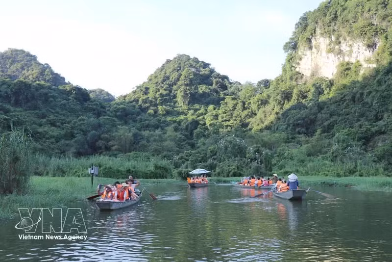 Turistas en el jardín de aves Thung Nham, barrio de Nam Hoa Lu, provincia de Ninh Binh. (Foto: VNA)