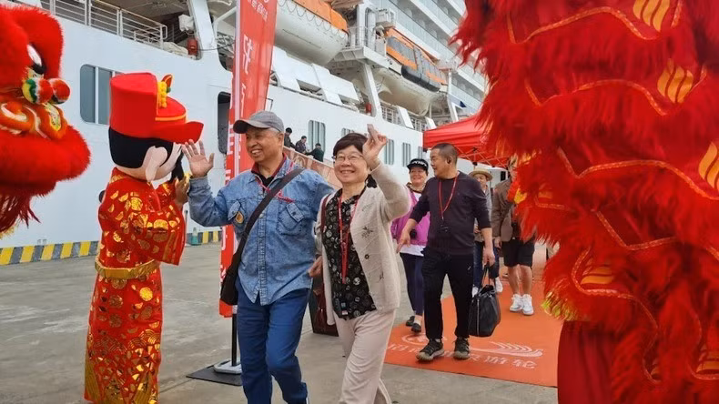 Pasajeros de un crucero de bandera china arriban a Vietnam. (Foto: Nhan Dan)