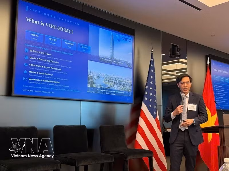 El profesor asociado y doctor Nguyen Huu Huan, vicepresidente del Consejo Ejecutivo del VIFC en Ciudad Ho Chi Minh, interviene en las conversaciones empresariales entre Vietnam y Estados Unidos celebradas el 23 de marzo en Nueva York. (Foto: VNA)