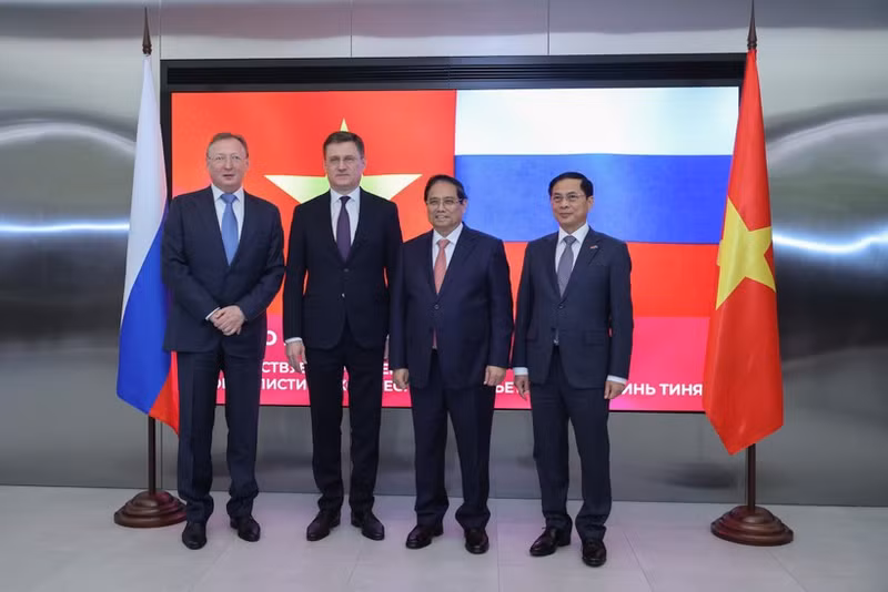 El primer ministro de Vietnam, Pham Minh Chinh (segundo por la derecha), posa junto con el viceprimer ministro ruso Alexander Novak (segundo por la izquierda), el viceprimer ministro vietnamita Bui Thanh Son (extremo derecho) y un líder de Zarubezhneft. (Foto: VGP)