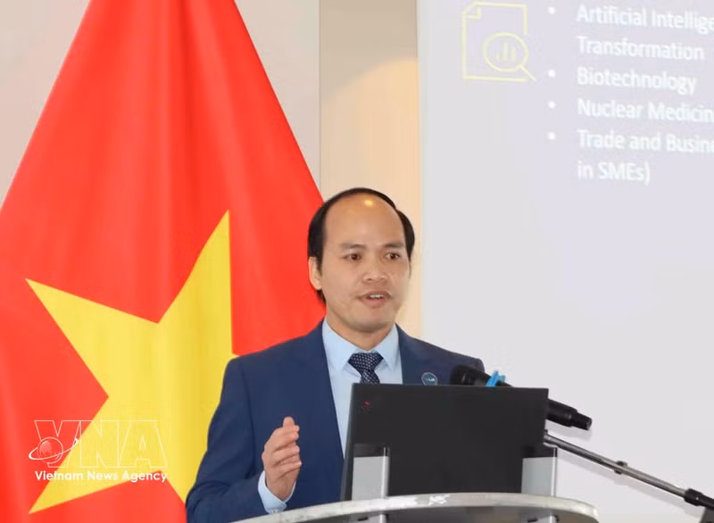 El presidente de la Asociación de Intelectuales Vietnamitas en Bélgica y Luxemburgo, Phung Quoc Tri, en el seminario. (Foto: VNA)