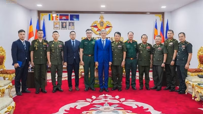El embajador de Vietnam en Camboya, Nguyen Minh Vu, visita al Estado Mayor General de las Fuerzas Armadas Reales de Camboya con motivo del tradicional Año Nuevo Choul Chnam Thmey 2026. (Foto: Nhan Dan)