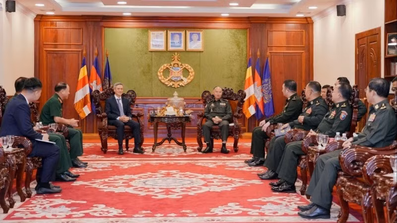 El embajador de Vietnam, Nguyen Minh Vu, se reúne con el general Mao Sophan, subcomandante de las Fuerzas Armadas Reales de Camboya y comandante del Ejército Real, con motivo del tradicional Año Nuevo Choul Chnam Thmey 2026. (Foto: Nhan Dan)