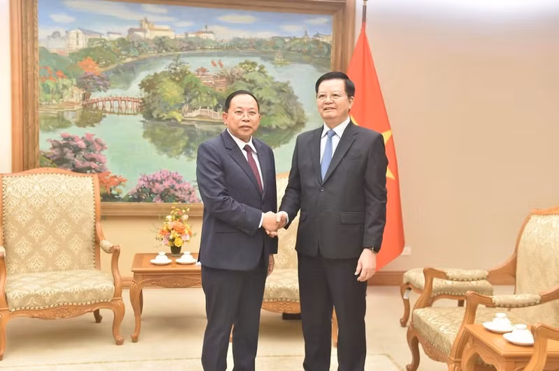 El viceprimer ministro vietnamita Mai Van Chinh (derecha) y el ministro camboyano de Cultos y Religiones, Chay Borin. (Foto: VGP)