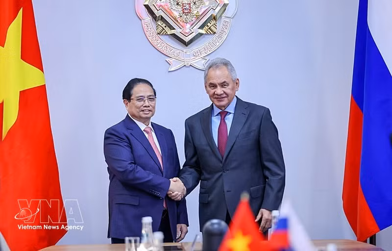 El primer ministro de Vietnam, Pham Minh Chinh (izquierda), se reúne con el secretario del Consejo de Seguridad de Rusia, Sergey Shoigu. (Foto: VNA)