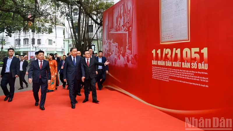 El secretario general del Partido Comunista y presidente de Vietnam, To Lam, visita la sede de Nhan Dan la mañana del 11 de marzo de 2026, en ocasión del 75º aniversario de la primera tirada del diario. (Foto: Nhan Dan)