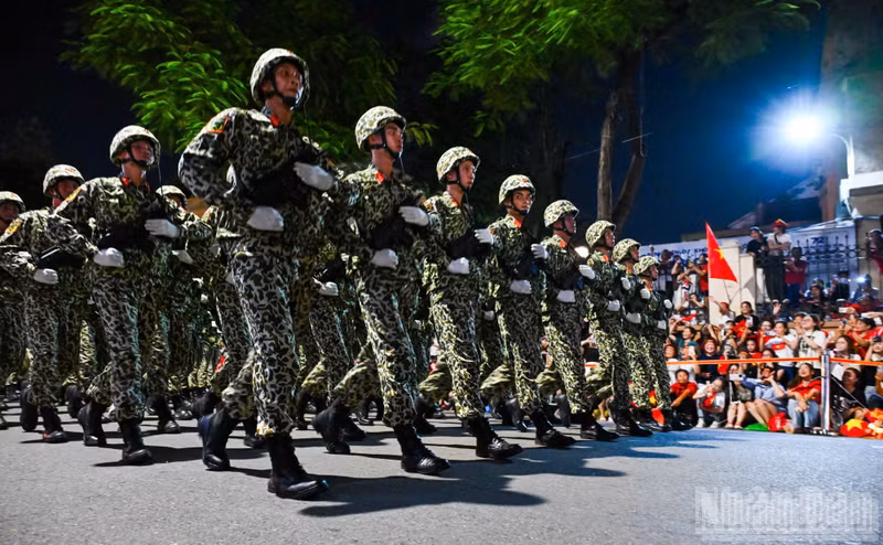 El bloque de oficiales de fuerzas especiales en el ensayo del 21 de agosto. (Foto: Nhan Dan)