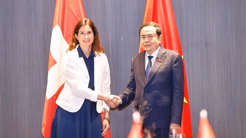 El presidente de la Asamblea Nacional de Vietnam, Tran Thanh Man, se reúne con la titular del Consejo Nacional de Suiza, Maja Riniker. (Foto: VNA)