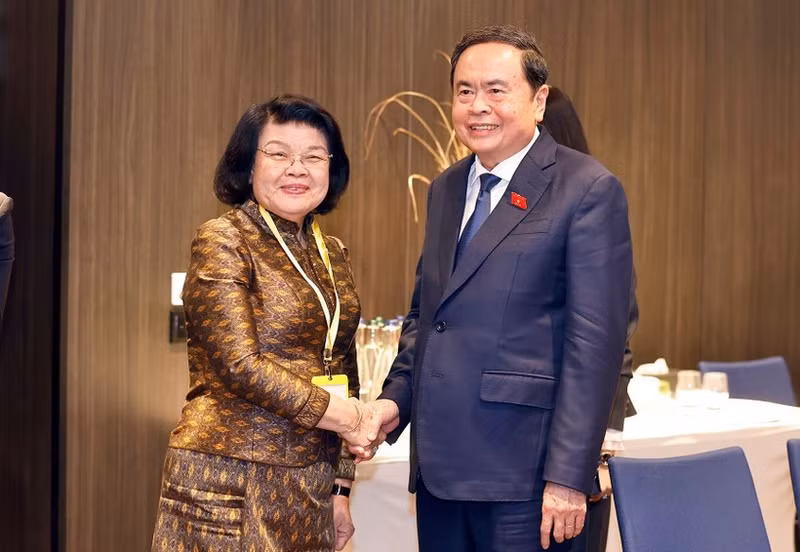 El presidente de la Asamblea Nacional de Vietnam, Tran Thanh Man, se reúne con su homóloga camboyana, Khuon Sudary. (Foto: VNA)