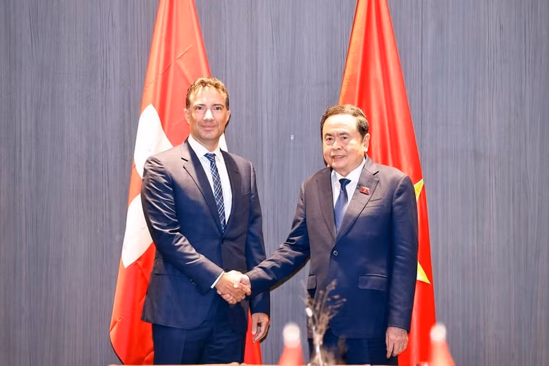 El presidente de la Asamblea Nacional de Vietnam, Tran Thanh Man (derecha), y el titular del Consejo de los Estados de Suiza, Andrea Caroni. (Foto: VNA)