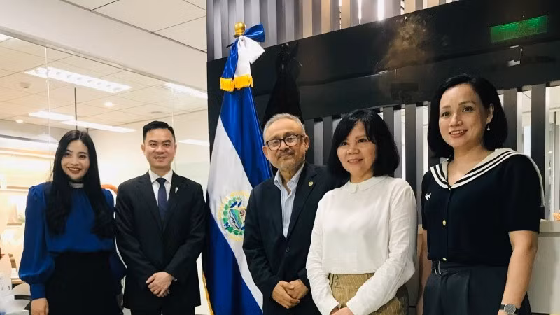 El embajador de El Salvador en Vietnam, Rubén Omar Orozco Burgos (centro), y delegados al acto de entrega. (Foto: Khac Kien)