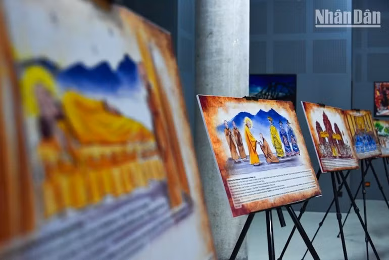 Exposición de pinturas sobre la vida del rey Tran Nhan Tong y la secta budista de Truc Lam fundada por él.