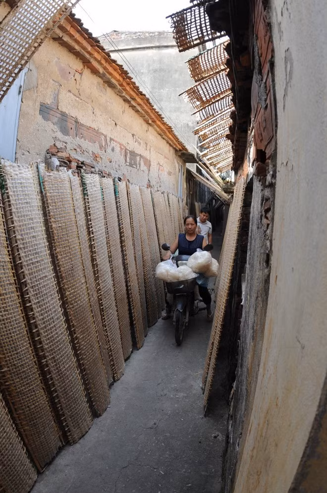 Las obleas de arroz para rollitos de primavera se secan en todos los callejones del pueblo.