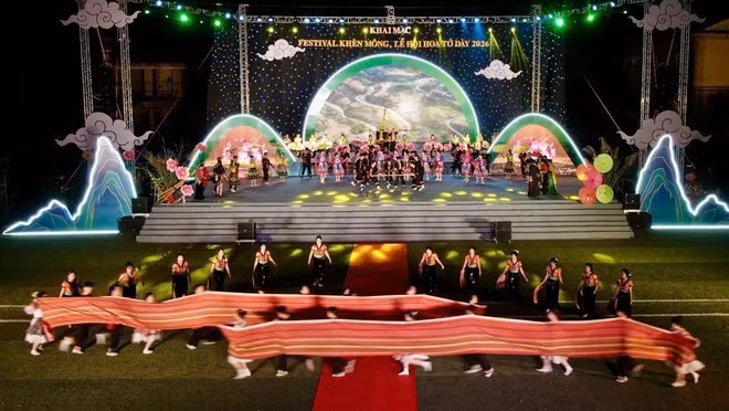 El festival de este año se destaca por el programa artístico con una actuación en conjunto de 500 artistas. (Foto: VNA)