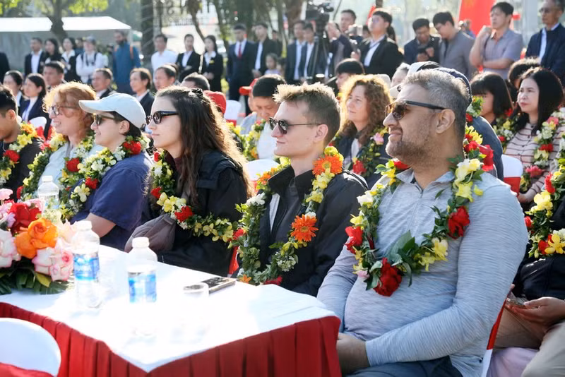 Visitantes internacionales en Phong Nha-Ke Bang, un Patrimonio Natural Mundial. (Foto: VNA)