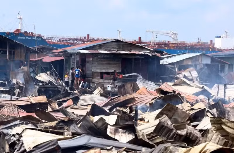 El incendio ocurrió en una aldea costera del estado de Sabah, en Malasia, el 19 de abril de 2026. (Foto: Xinhua/VNA)
