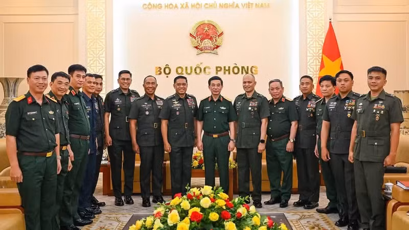 El general Phan Van Giang y el general Romeo Brawner Jr. posan junto a los delegados a la cita. (Foto: Nhan Dan)