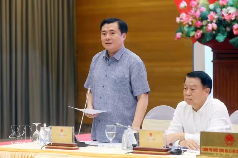 El viceministro vietnamita de Industria y Comercio Nguyen Sinh Nhat Tan afirma la determinación del Gobierno de mantener medidas de control estrictas para garantizar la calidad del biocombustible E10. (Foto: VNA)
