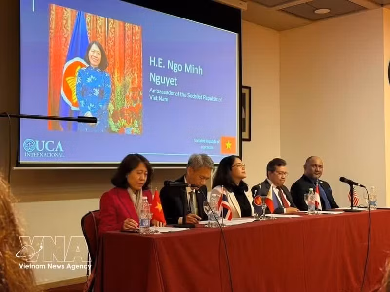 La embajadora de Vietnam en Argentina, Ngo Minh Nguyet, interviene en la cita. (Foto: VNA)