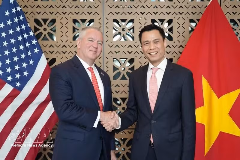 El viceministro de Relaciones Exteriores de Vietnam y jefe de la delegación de Altos Funcionarios del país ante la Asean, Dang Hoang Giang, y el asistente del secretario de Estado estadounidense, Michael DeSombre. (Foto: VNA)