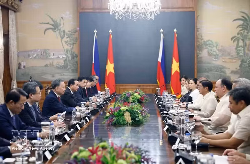 El secretario general del Partido Comunista y presidente de Vietnam, To Lam, y el presidente de Filipinas, Ferdinand Romualdez Marcos Jr., sostienen conversaciones en el marco de la más reciente visita de Estado del dirigente vietnamita a Filipinas. (Foto: VNA)