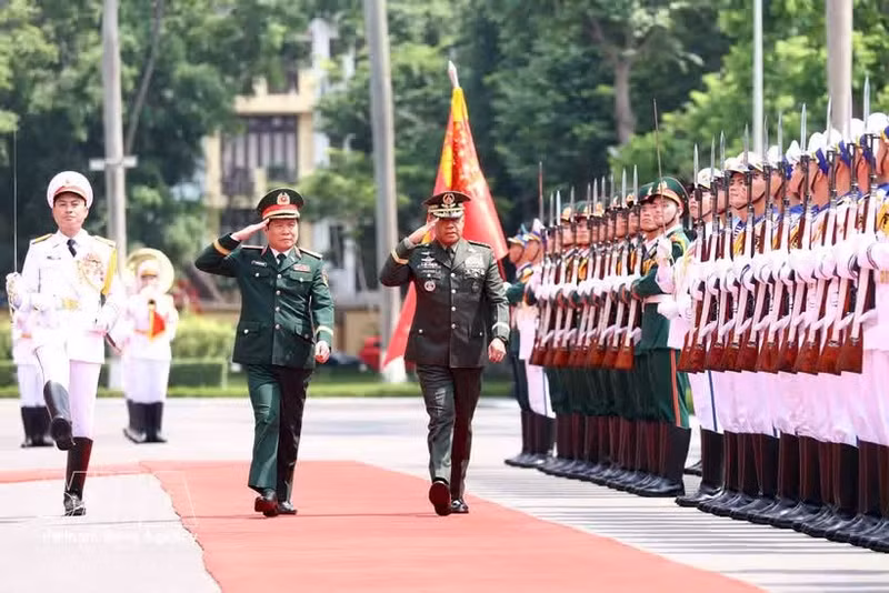 El general Nguyen Tan Cuong, jefe del Estado Mayor General del Ejército Popular de Vietnam y viceministro de Defensa, y el general Romeo Brawner Junior, jefe del Estado Mayor de las Fuerzas Armadas de Filipinas, en el acto de bienvenida. (Foto: VNA)