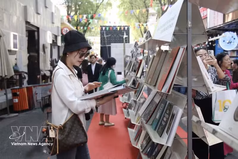 Visitantes recorren el espacio de exhibición de los títulos más populares en la Calle del Libro de Ciudad Ho Chi Minh. (Foto: VNA)