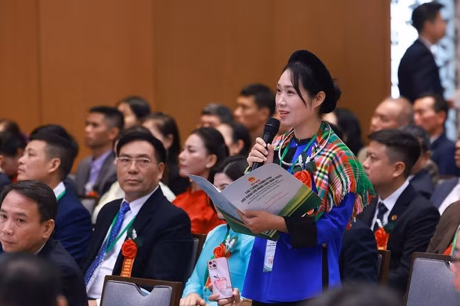 La agricultora Vuong Thi Thuong aporta opiniones. (Foto: VNA)
