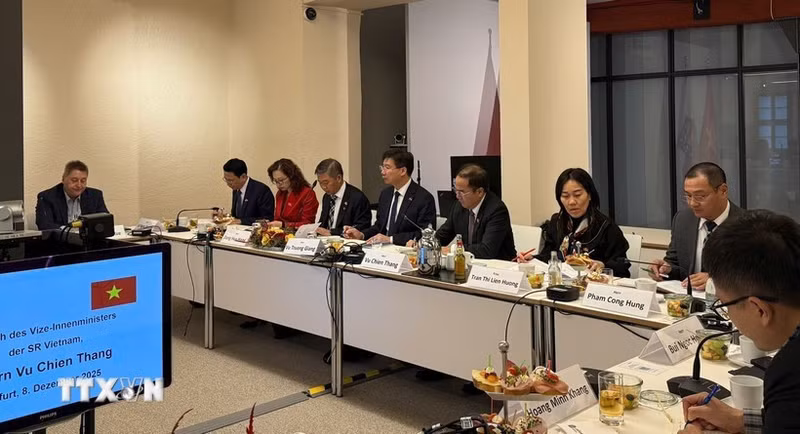 El viceministro del Interior de Vietnam Vu Chien Thang y la delegación vietnamita en la sesión de trabajo con la parte alemana. (Foto: VNA)