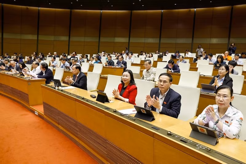 La Asamblea Nacional aprueba la Ley de Funcionarios Públicos (modificada). (Foto: VNA)