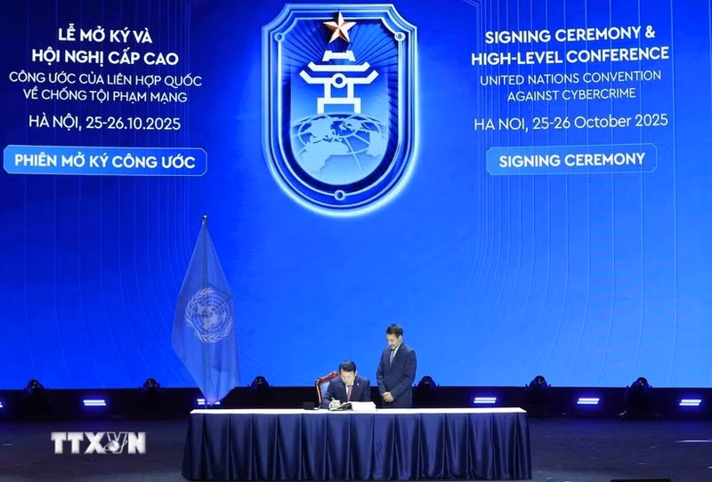 El ministro de Seguridad Pública de Vietnam, Luong Tam Quang, firma la Convención de las Naciones Unidas contra la Ciberdelincuencia. (Foto: VNA)